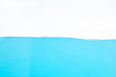 Su yüzeyi sıçrama ve kabarcıklar. beyaz arkaplan.