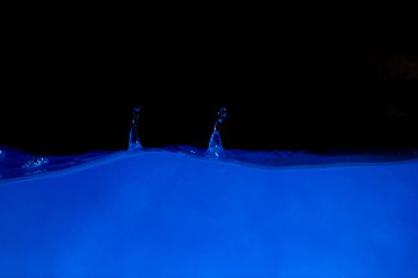 Su yüzeyi Su sıçrıyor ve kabarcıklar