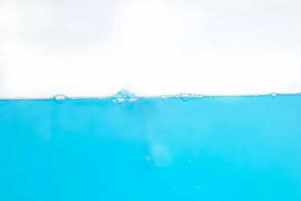 Salpicadura Superficie Agua Burbujas Sobre Fondo Blanco —  Fotos de Stock