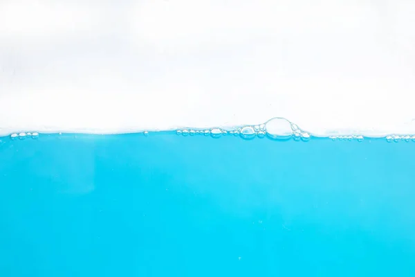 Salpicadura Superficie Agua Burbujas Sobre Fondo Blanco —  Fotos de Stock