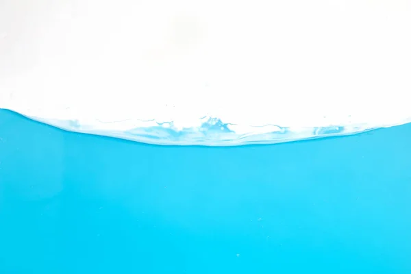 Salpicadura Superficie Agua Burbujas Sobre Fondo Blanco — Foto de Stock
