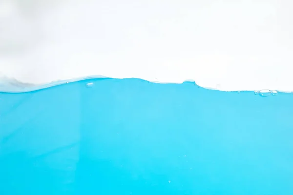 Salpicadura Superficie Agua Burbujas Sobre Fondo Blanco —  Fotos de Stock