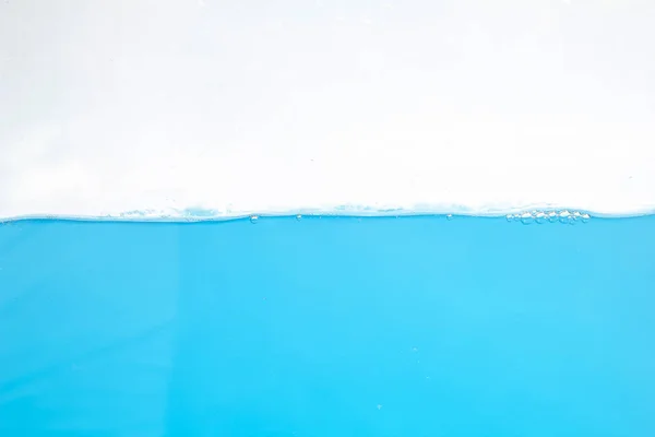 Water Oppervlakte Splash Bellen Witte Achtergrond — Stockfoto