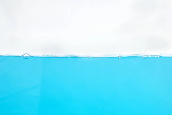 Splash Superfície Água Bolhas Sobre Fundo Branco — Fotografia de Stock
