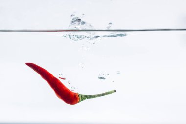 Kırmızı biber, su sıçraması, beyaz arka planda.