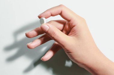 Elinde ilaç, elinde ilaç, parmağında beyaz tohum ilacı., 