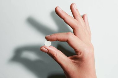 Elinde ilaç, elinde ilaç, parmağında beyaz tohum ilacı., 
