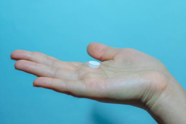 Elinde ilaç, parmağında beyaz tohum ilacı., 