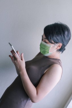 Günlük hayatta maske takan kadınlar, yeni bir yaşam formu..