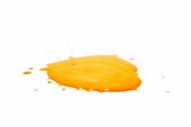 Beyaz zemin üzerinde sıçrayan turuncu su damlacıkları