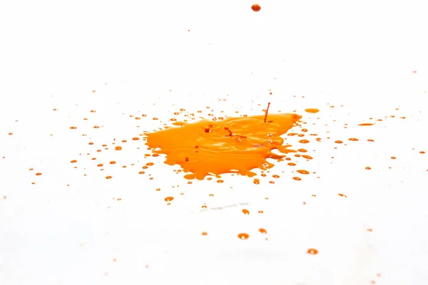 Orange Vattendroppar Stänk Vit Bakgrund — Stockfoto