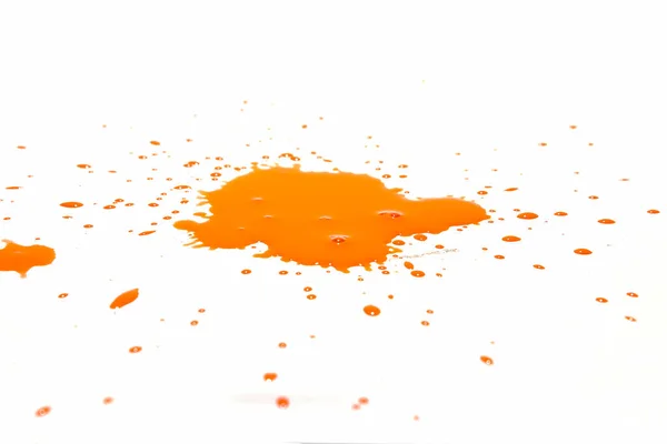 Oranje Waterdruppels Spatten Een Witte Achtergrond — Stockfoto