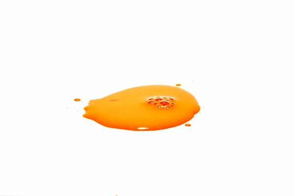 白い背景にオレンジ色の水滴が飛び散る — ストック写真