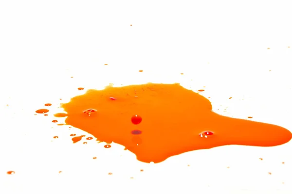 白い背景にオレンジ色の水滴が飛び散る — ストック写真