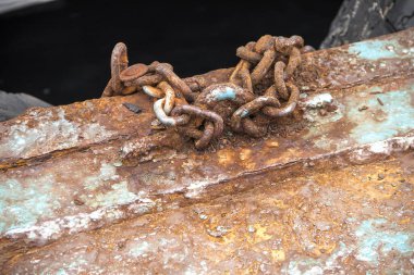 Kırsal eski demir zincir, asmak için kullanılan eski demir zincir.