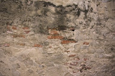 Eski alçılı duvar kırıldı ve kırmızı tuğlaları gördü..