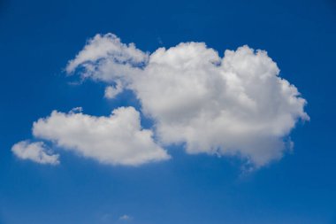 Gökyüzünde büyük beyaz bulutlar, bulutlar ve gökyüzü arkaplanı, bulutlar ve gökyüzü kağıtları