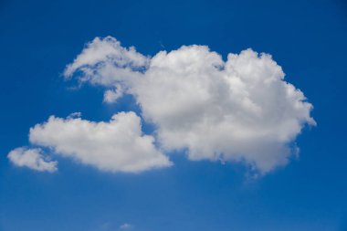 Gökyüzünde büyük beyaz bulutlar, bulutlar ve gökyüzü arkaplanı, bulutlar ve gökyüzü kağıtları