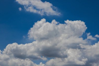Gökyüzünde büyük beyaz bulutlar, bulutlar ve gökyüzü arkaplanı, bulutlar ve gökyüzü kağıtları