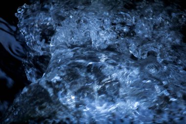 Nehir, orman derelerindeki vadiler boyunca akar..