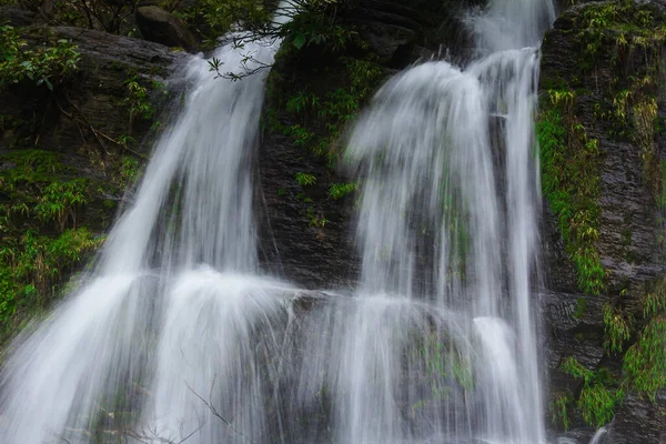 Une Cascade Naturelle Descend Une Longue Ligne Une Falaise Dans — Photo