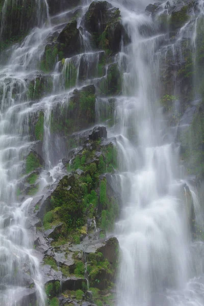 Une Cascade Naturelle Descend Une Longue Ligne Une Falaise Dans — Photo