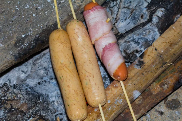 Les Saucisses Sont Grillées Sur Tas Charbon Chaud — Photo