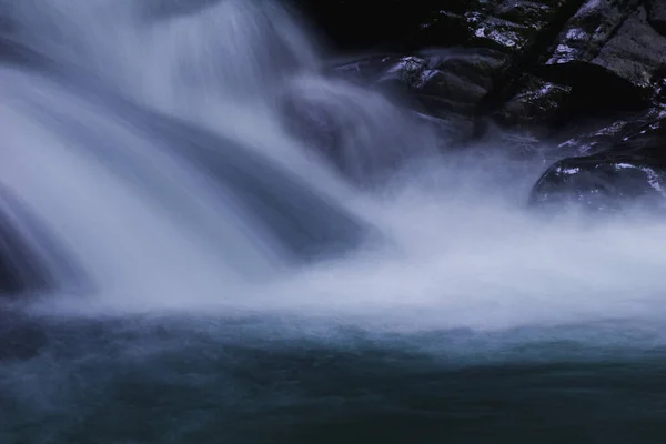 Naturalny Wodospad Spływa Wzdłuż Długiej Linii Klifu Doliny Pokropienia — Zdjęcie stockowe
