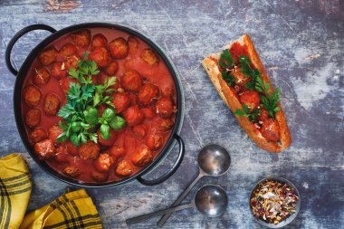 Tencerede ve keyifli domates soslu köfte sandviç yanında alt. Üstten görünüm, boş yer