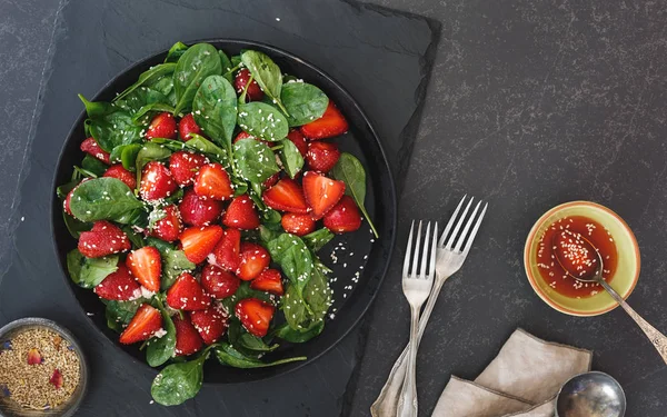 Aardbei Lente Salade Met Spinazie Feta Kaas Bovenaanzicht Lege Ruimte — Stockfoto