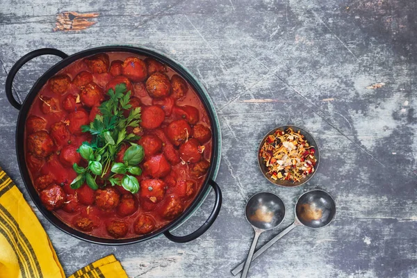 Albóndigas Picantes Con Salsa Tomate Olla Hierro Fundido Albahaca Guarnición — Foto de Stock