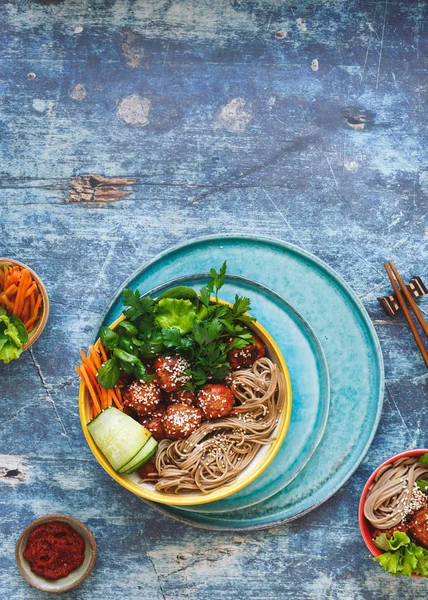 Masové Kuličky Pikantní Sriracha Pohanka Soba Nudlemi Obloha Kropením Někteří — Stock fotografie