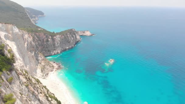 ターコイズとレフカダ島の壮大な海岸線の澄んだ海 ギリシャ — ストック動画