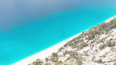 Hava dron görünümü bir kayalık kayalıklarla plaj ve deniz turkuaz su ile temizleyin