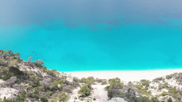 Híres Egremni Beach Légi Felvétel Sziklaszirtek Hullámok Összeomlik Homokos Strandon — Stock videók