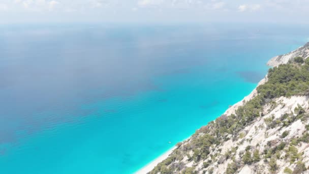 ギリシャ レフカダ島西海岸の海岸線の空中ドローン ビュー — ストック動画
