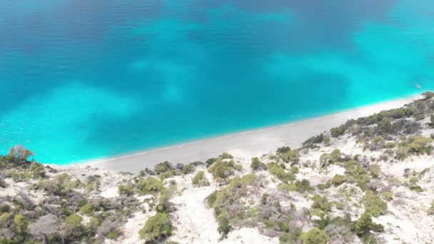 有名な Egremni のビーチ 岩の崖の空中写真 砂浜のビーチ レフカダで砕ける波 — ストック動画