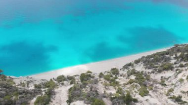 Ünlü Egremni plaj, kayalık kayalıklarla havadan görünümü ve dalgalar çökmesini kumlu plaj, Lefkada Yunanistan 