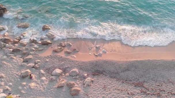 Κύματα Μια Βραχώδη Παραλία Κατά Ηλιοβασίλεμα Δείτε Τον Εναέριο Κηφήνα — Αρχείο Βίντεο