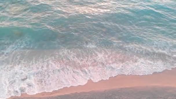 Schöne Drohnenaufnahme Eines Sandstrandes Und Ozeans Sommer Bei Sonnenuntergang — Stockvideo