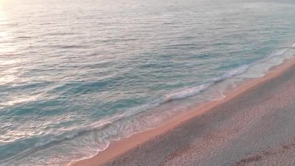 Schöne Drohnenaufnahme Eines Sandstrandes Und Ozeans Sommer Bei Sonnenuntergang — Stockvideo