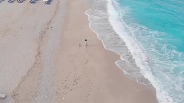 Kvinnan Promenader Med Henne Tibetansk Terrier Hund Stranden Morgonen Sommardag — Stockvideo