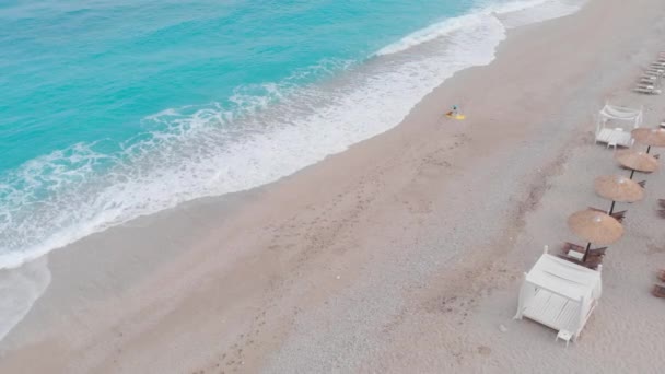 沙滩上美丽的女人坐在沙滩上看着大海 自由和美丽 空中无人机视图 — 图库视频影像