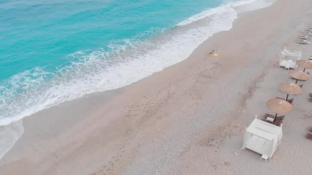 Schöne Frau Strand Sitzt Sand Und Schaut Auf Das Meer — Stockvideo