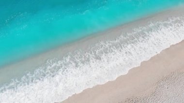 Hava dron görünümü şeffaf turkuaz denizin güzel dalgalar içinde yüzme kadın