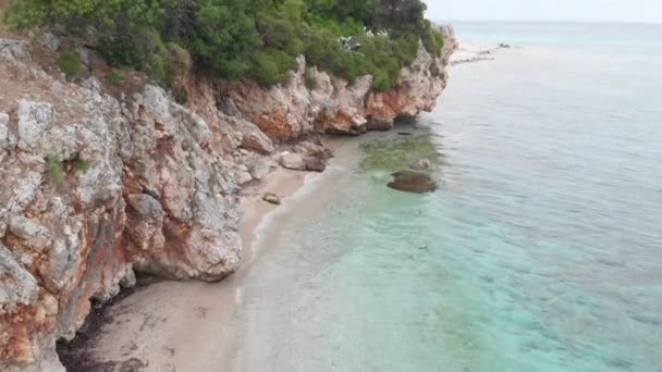 Veduta Aerea Drone Una Scogliera Rocciosa Mare Limpido Con Acqua — Video Stock