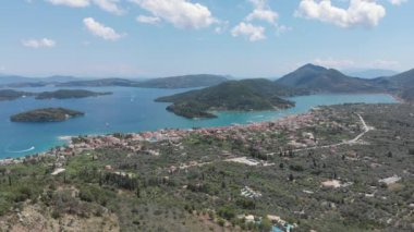 Vlichos Körfezi ve Nidri kasaba Lefkada, Yunanistan hava dron görünümü. Kasaba Nidri üzerinde göster