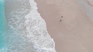 Hava dron görüntülemek sahilde duran kadının güçlü dalgalar arıyorsunuz