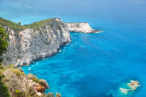 Lefkada Adası'nın muhteşem sahil şeridi. Turkuaz mavi uçurumdan denizden havadan görünümü güzel güneşli bir günde