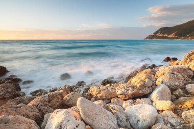 Uzun pozlama görüntü Pefkoulia kayalık plaj Lefkada Islands, Yunanistan için üzerinde